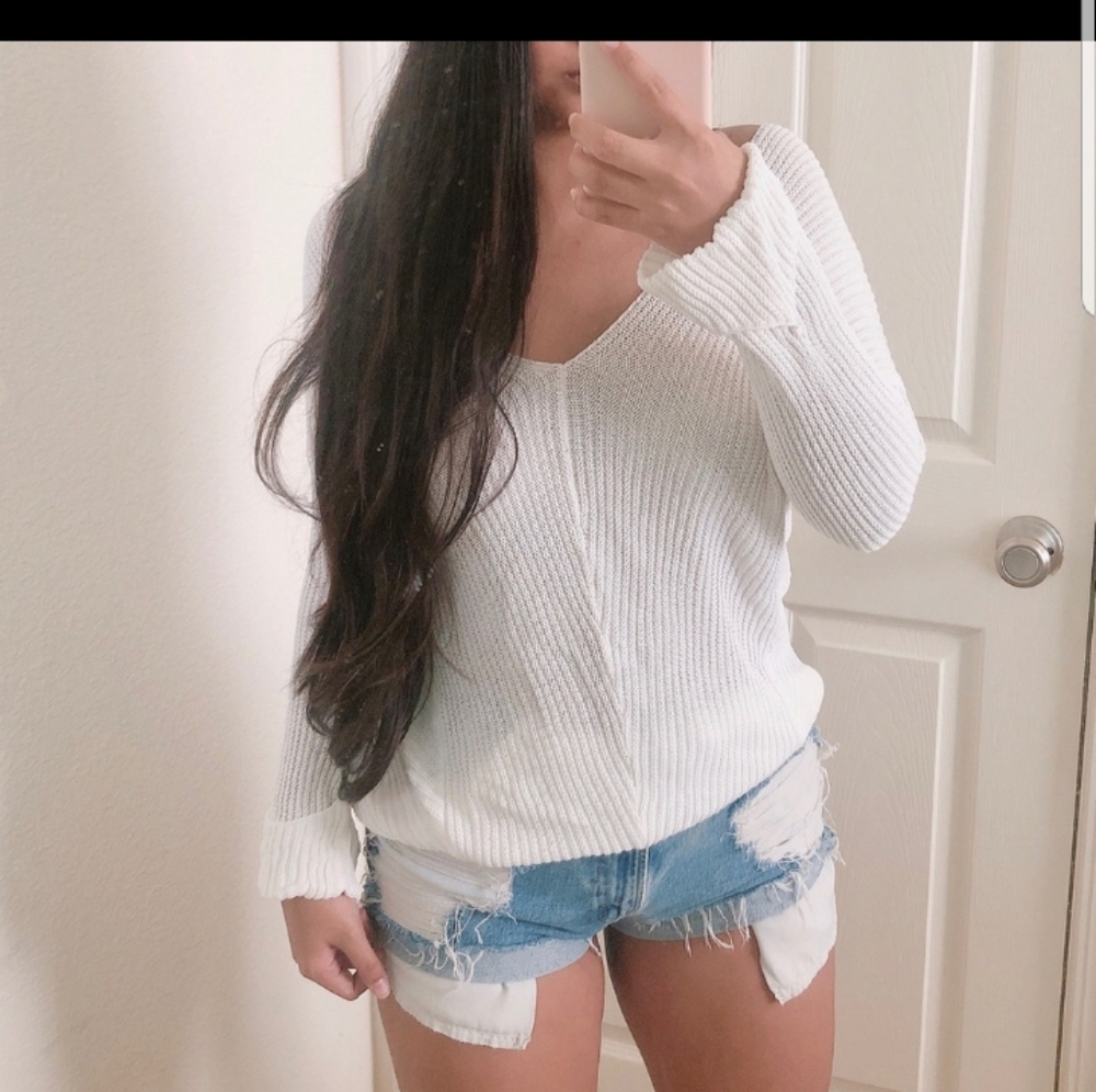 Super cute V neck sweater.so fashionable.